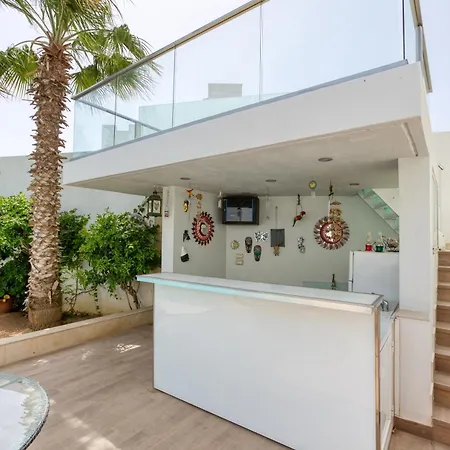 빌라 Spacious 4br With Private Pool, Parking & Bbq By 360 Estates *