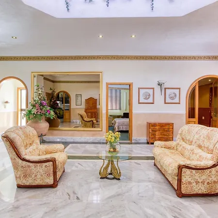 Spacious 4br With Private Pool, Parking & Bbq By 360 Estates