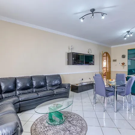 ヴィラ Spacious 4br With Private Pool, Parking & Bbq By 360 Estates アタード