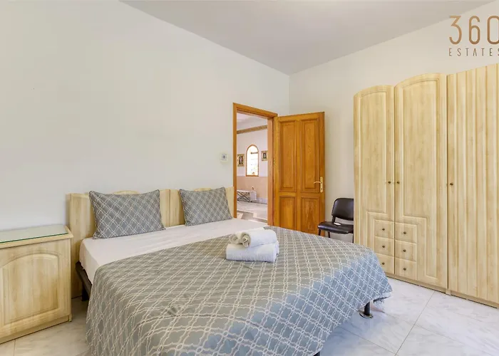 Spacious 4br With Private Pool, Parking & Bbq By 360 Estates Villa